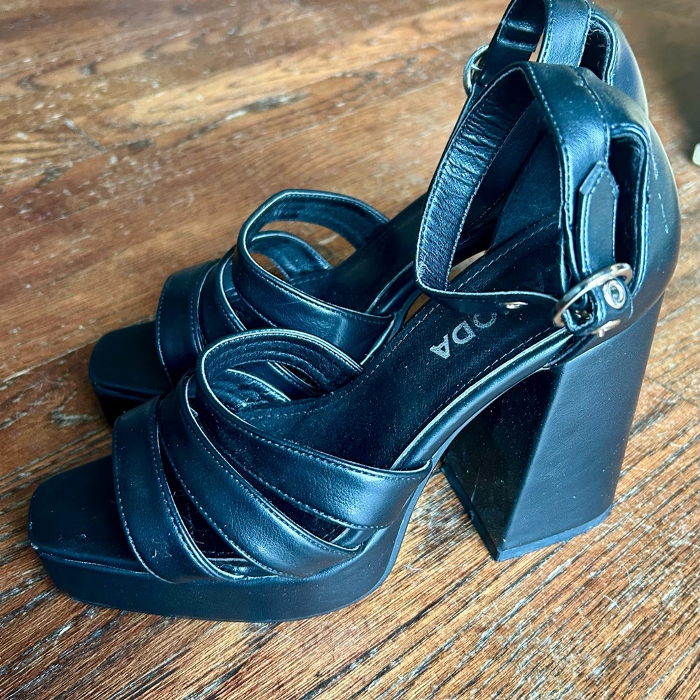 Lamoda Women's Black Platform Chunky Sandals